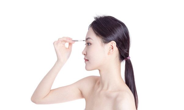 美容化妝的女性臉部特寫