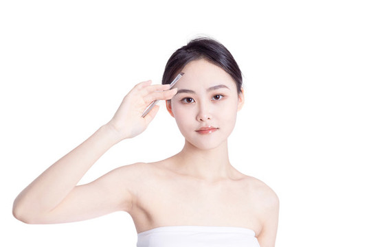 美容化妝的女性臉部特寫