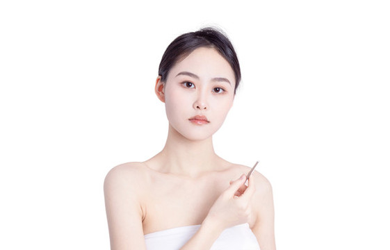 美容化妝的女性臉部特寫