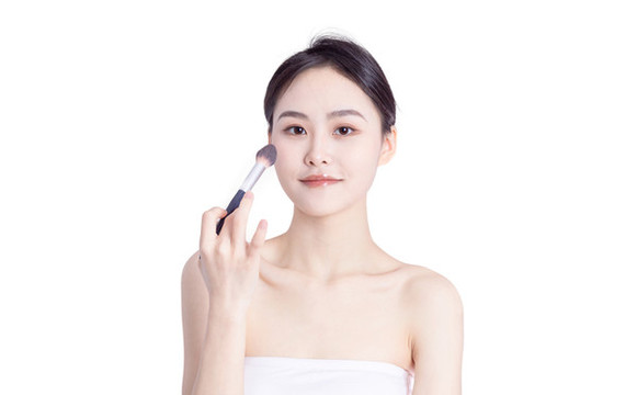 美容化妝的女性臉部特寫