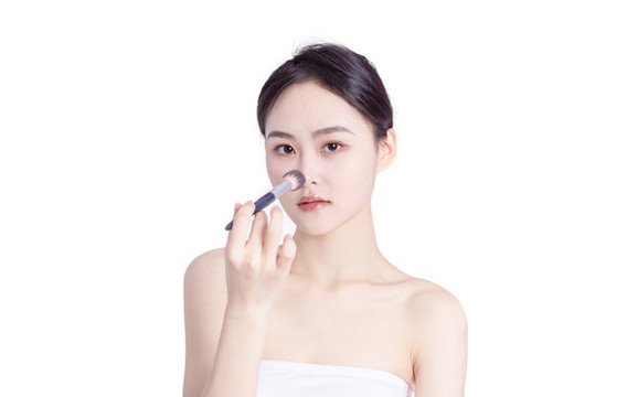 美容化妝的女性臉部特寫