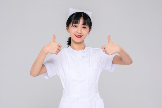 年輕的女護(hù)士