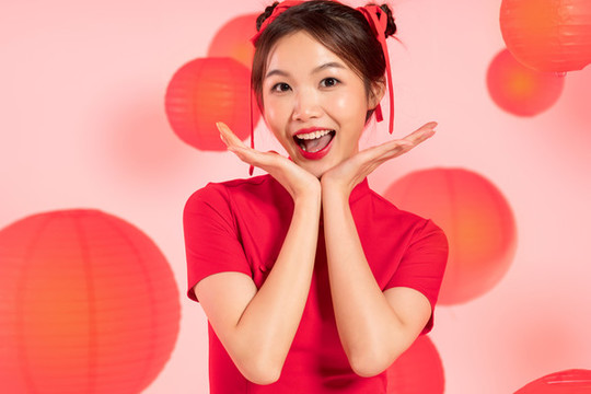 穿著紅旗袍的亞洲年輕女孩