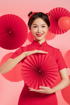 穿著紅旗袍的亞洲年輕女孩