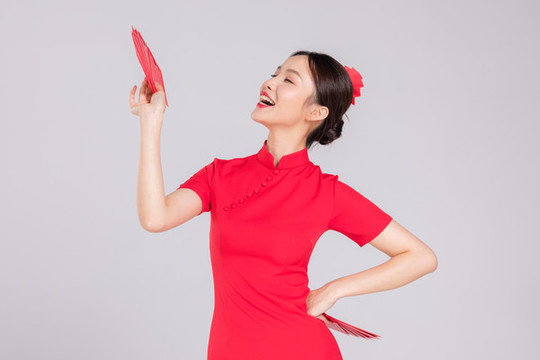 穿著紅旗袍的亞洲年輕女孩