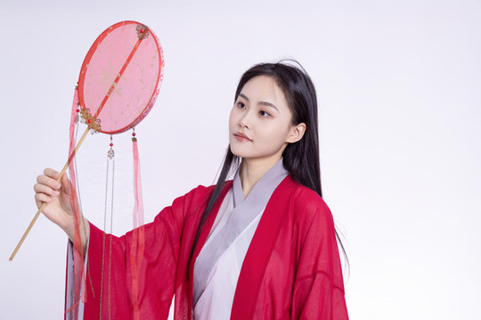 古裝美女拿著扇子