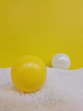 海洋球黃色抽象