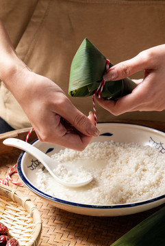 端午節(jié)包粽子