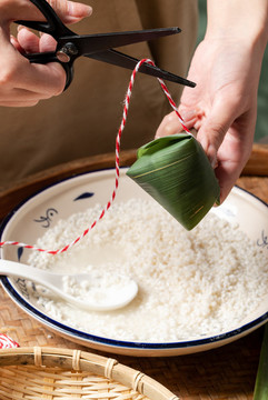 端午節(jié)包粽子