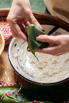 端午節(jié)包粽子