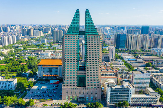航拍河南鄭州裕達(dá)國貿(mào)酒店大樓