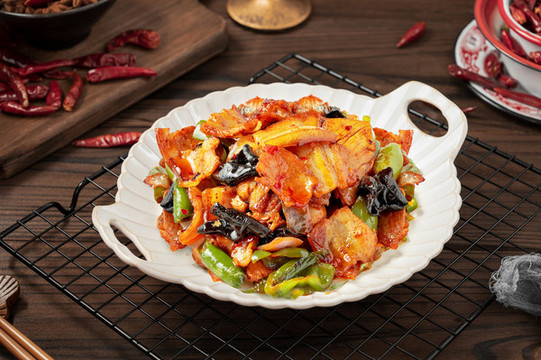 中式桌面上擺放的川味回鍋肉