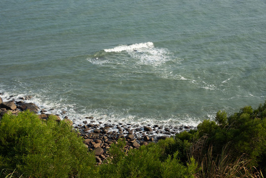 海邊巖石海浪