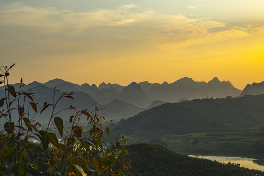自然風(fēng)景河流遠(yuǎn)山群山