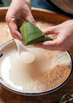 端午節(jié)包粽子