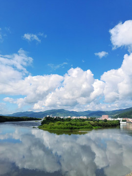 藍(lán)天白云邊疆