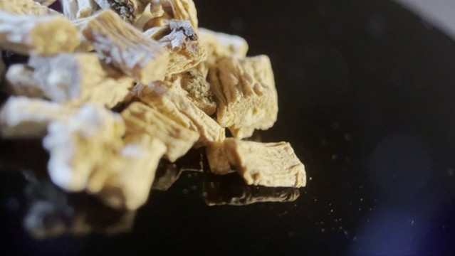 旋轉(zhuǎn)拍攝中藥材黨參