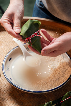端午節(jié)包粽子