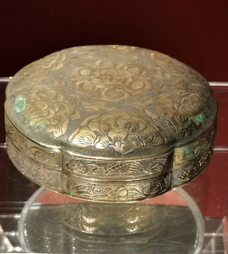 鎏金團(tuán)花紋銀盒