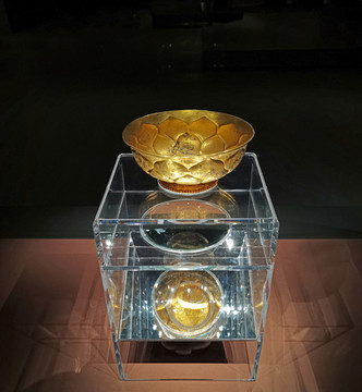 鴛鴦蓮瓣紋金碗