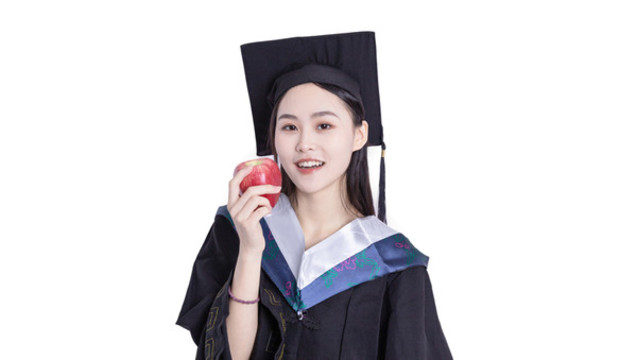穿著學(xué)士服的女大學(xué)生