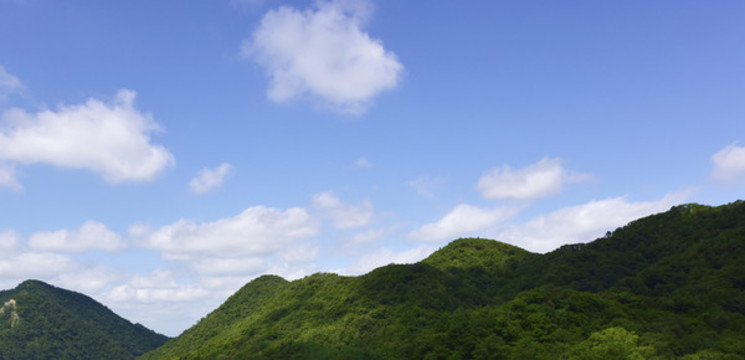 青山與藍天白云