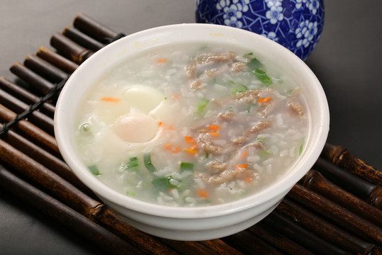 窩蛋牛肉粥