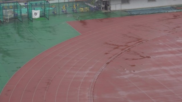 雨中積水操場(chǎng)