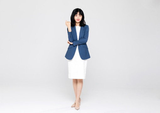 穿正裝的亞洲職業(yè)女性