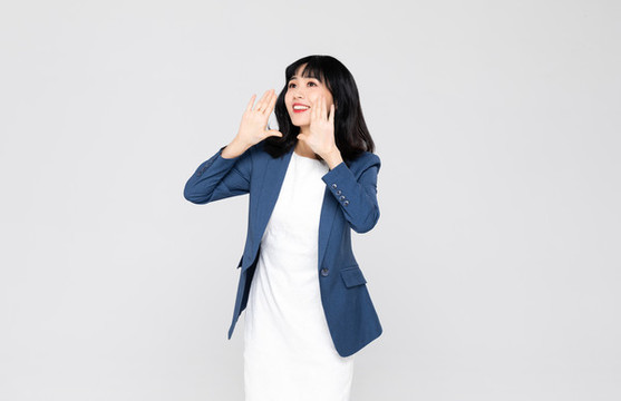 穿正裝的亞洲職業(yè)女性