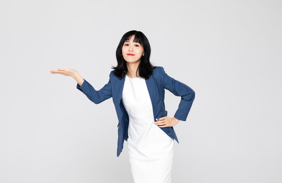 穿正裝的亞洲職業(yè)女性