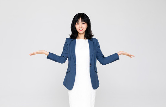 穿正裝的亞洲職業(yè)女性