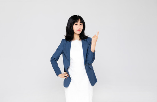 穿正裝的亞洲職業(yè)女性