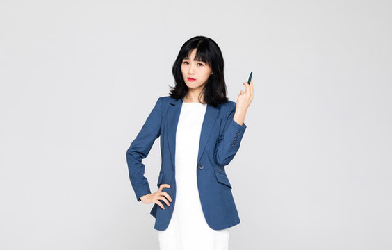 穿正裝的亞洲職業(yè)女性