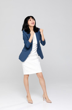 穿正裝的亞洲職業(yè)女性