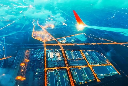 飞机城市鸟瞰夜景