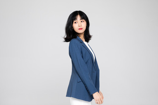 穿正裝的亞洲職業(yè)女性