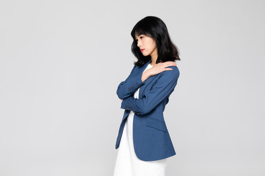 穿正裝的亞洲職業(yè)女性