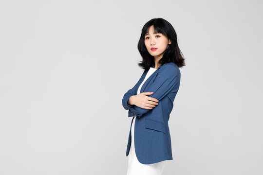 穿正裝的亞洲職業(yè)女性