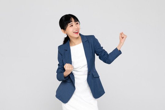 穿正裝的亞洲職業(yè)女性