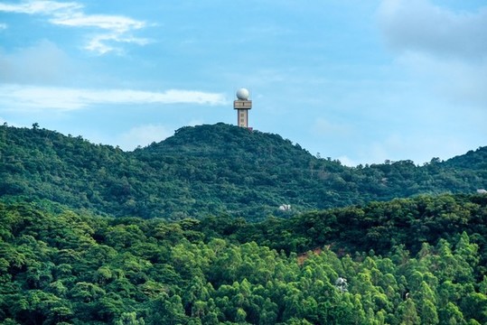 山頂上的雷達(dá)