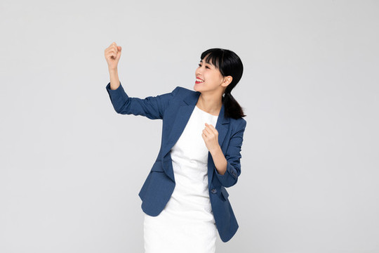 穿正裝的亞洲職業(yè)女性