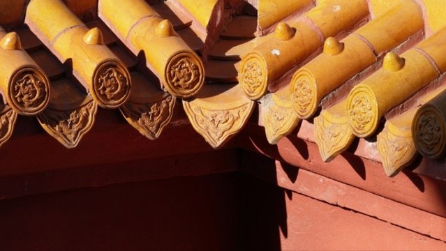 雕刻龍紋的琉璃瓦片