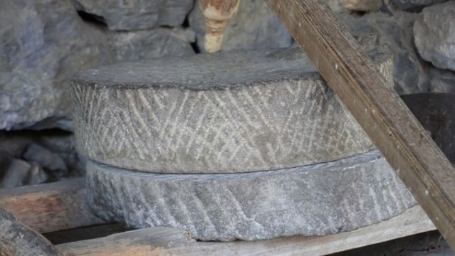 苗族苗寨生產(chǎn)工具農(nóng)具石磨