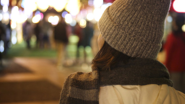 夜晚站在城市街道上的女人背影