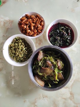 一桌子菜
