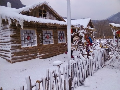 北風(fēng)卷地屋外雪