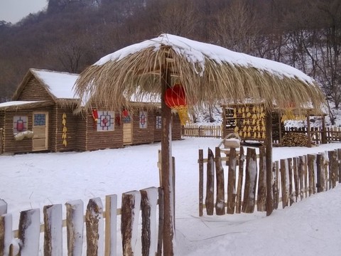 雪滿庭院柴門開(kāi)