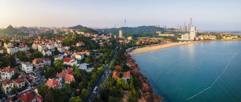 航拍青島城市海岸線灣區(qū)建筑