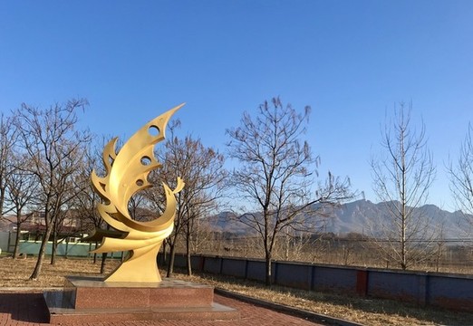 傲然凌霄巧鏤空